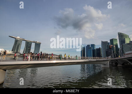 Vista dall'area del centro cittadino di Marina Bay Sands Hotel, Singapore Foto Stock