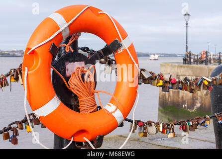 Amore si blocca su un recinto di catena attraverso un ponte. Albert Dock, Liverpool, Merseyside Foto Stock