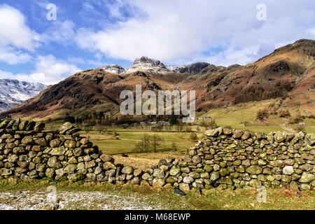 Guardando attraverso il Great Langdale valley dal Cumbria verso il Langdale Pikes Foto Stock