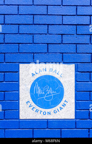 Placca di granito a Goodison Park di commemorazione ex-Everton FC player e leggenda Alan Ball. Liverpool, Merseyside, Regno Unito Foto Stock