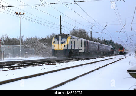 In inverno la neve, 180111 primo scafo treni, East Coast Main Line Railway, Peterborough, CAMBRIDGESHIRE, England, Regno Unito Foto Stock