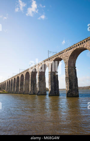 Il Royal ponte di confine disegnato da Robert Stephenson (1850) che ricoprono il Tweed vicino al confine della città di Berwick upon Tweed, Northumberland,l'Inghilterra, Regno Unito Foto Stock