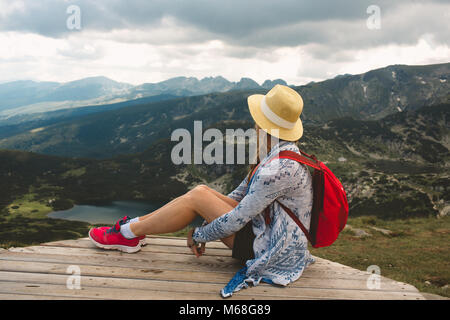 Ragazza che viaggiano in Rila montagne Bulgaria Foto Stock