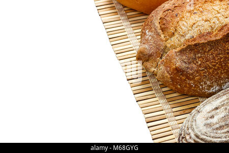 Tostato Organic pagnotta di pane francese sul tavolato in legno isolato su bianco. Foto Stock