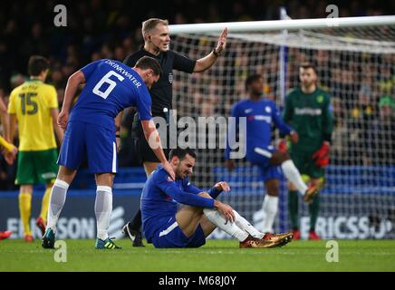 Pedro di Chelsea smorfie nel dolore durante la FA Cup terzo turno replay tra Chelsea e Norwich City a Stamford Bridge di Londra. 17 Gen 2018 Foto Stock