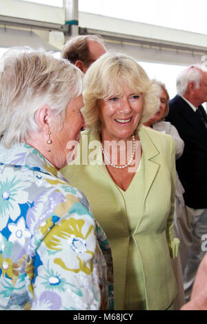 Il principe Carlo, Duca di Cornwall e Camilla, duchessa di Cornovaglia visitare Royal Cornwall Yacht Club. 12 luglio 2010. Foto Stock