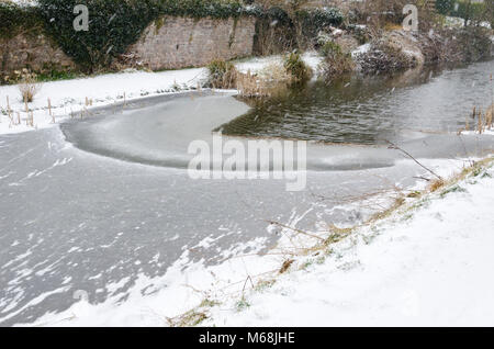 Canal di superficie di acqua al di sopra di congelamento a basse temperature. Foto Stock