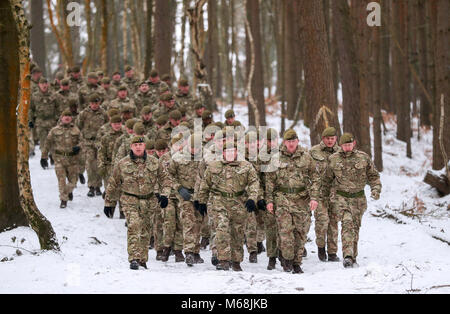 I membri del primo battaglione guardie gallesi fanno la loro strada da loro barrakcs al combinato di St David's Day celebrazione e pre-servizio di implementazione a Elizabeth caserma di Pirbright, Surrey. Foto Stock