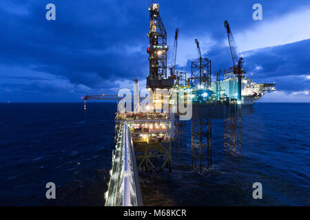 Il petrolio del Mare del Nord Rig lavoratore in condizioni invernali Foto Stock