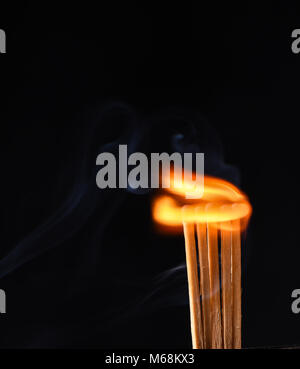 Spirale di fuoco su flaming corrisponde a Foto Stock