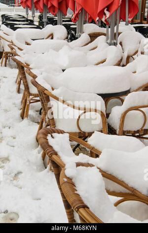 I tavoli e le sedie di un cafe bar, coperte di neve Foto Stock