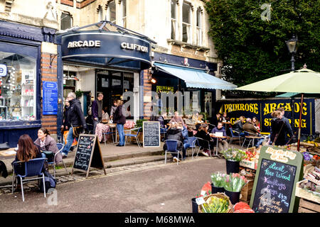Intorno al villaggio di Clifton a Bristol Inghilterra REGNO UNITO Clifton arcade e Primrose Cafe Foto Stock
