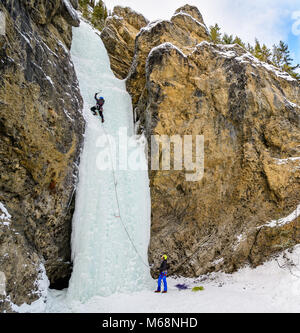 Shane Nelson e Andrew arrampicata in pietra il Professor cade rated WI4 nel Parco Nazionale di Banff Foto Stock