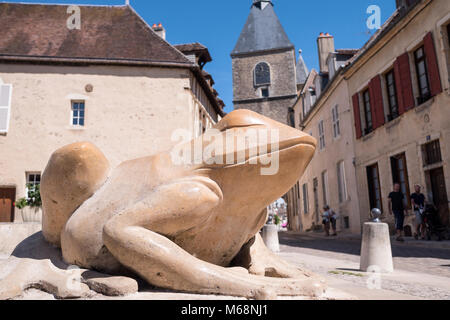 Scultura di rana e case tradizionali Avallon Yonne Bourgogne-Franche-Comte Francia Foto Stock