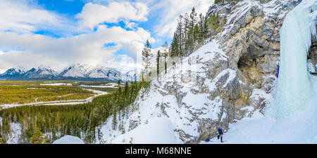 Andrew Stone e Shane Nelson climbing professore cade rated WI4 nel Parco Nazionale di Banff Foto Stock