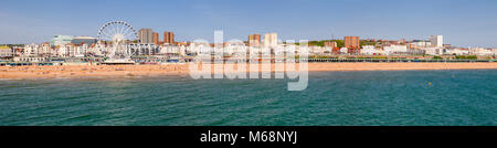 Spiaggia di Brighton vista panoramica con la ruota panoramica Ferris lungomare e la spiaggia di ciottoli nella foto dal Brighton Palace Pier su una soleggiata giornata estiva in J Foto Stock