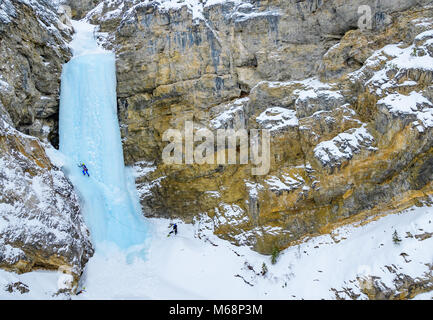 Andrew Stone e Shane Nelson climbing professore cade rated WI4 nel Parco Nazionale di Banff Foto Stock
