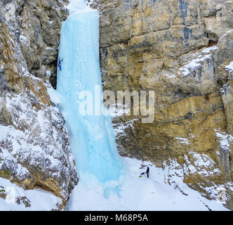 Andrew Stone e Shane Nelson climbing professore cade rated WI4 nel Parco Nazionale di Banff Foto Stock