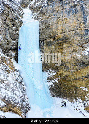 Andrew Stone e Shane Nelson climbing professore cade rated WI4 nel Parco Nazionale di Banff Foto Stock