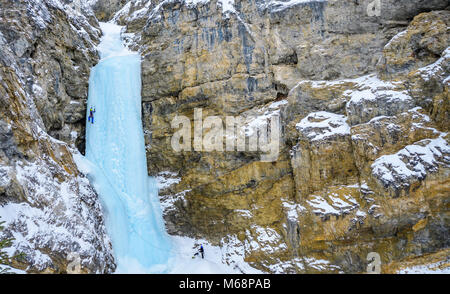Andrew Stone e Shane Nelson climbing professore cade rated WI4 nel Parco Nazionale di Banff Foto Stock