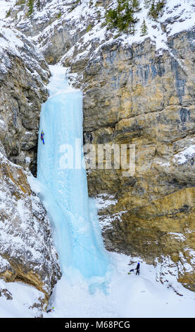Andrew Stone e Shane Nelson climbing professore cade rated WI4 nel Parco Nazionale di Banff Foto Stock