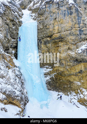 Andrew Stone e Shane Nelson climbing professore cade rated WI4 nel Parco Nazionale di Banff Foto Stock