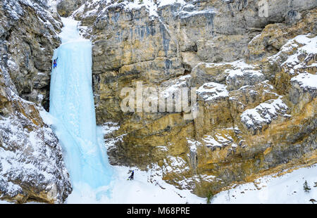 Andrew Stone e Shane Nelson climbing professore cade rated WI4 nel Parco Nazionale di Banff Foto Stock