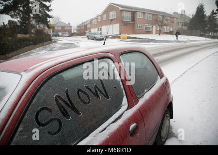 La neve è scritto su una finestra di auto come la gente lotta per andare sulla loro vita quotidiana in caso di gelo, soprannominato "La Bestia da est' a causa del sub zero temperatura freddo vento proveniente dalla Siberia, scende sul Kings Heath High Street il 1 marzo 2018 a Birmingham, Regno Unito. Foto Stock