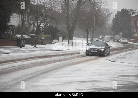 Le lotte del traffico in caso di gelo, soprannominato "La Bestia da est' a causa del sub zero temperatura freddo vento proveniente dalla Siberia, scende sul Kings Heath High Street il 1 marzo 2018 a Birmingham, Regno Unito. Foto Stock