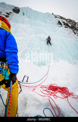Shane Nelson e Matt Ward salita inferiore parete piangente WI4-5 sulla Icefields Parkway Foto Stock