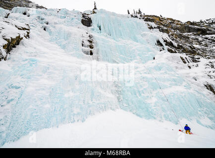 Shane Nelson e Matt Ward salita inferiore parete piangente WI4-5 sulla Icefields Parkway Foto Stock