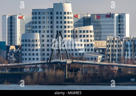 Düsseldorf, Germania, Gehry edifici, Neuer Zollhof, nel Medienhafen, Media port district, dietro al RWI4 complesso edilizio, il fiume Reno, Foto Stock