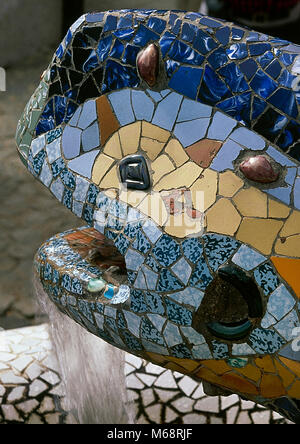 Barcellona, in Catalogna, Spagna. Parco Guell, progettato da Antonio Gaudi, 1900-1914. Salamander, Dragon fontana, noto come 'il drago". Ingresso al parco. Modernismo Catalano. Foto Stock