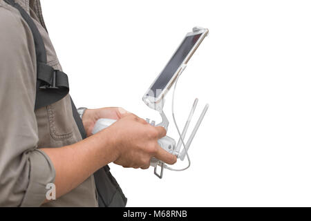 Uomo drone di controllo isolato su sfondo bianco con tracciato di ritaglio Foto Stock