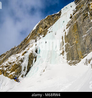 Shane Nelson e Matt Ward salita superiore parete pianto "piangendo pilastro" WI5-6 sulla Icefields Parkway Foto Stock