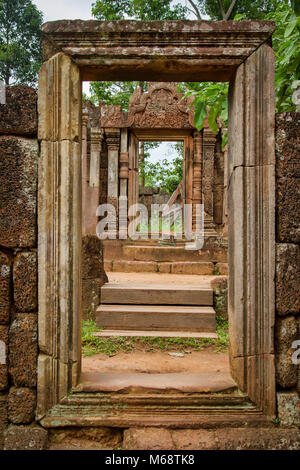 Il Banteay Srei, o cittadella delle donne, nei pressi di Angkor Wat, Cambogia. È stato costruito nel X secolo. Foto Stock