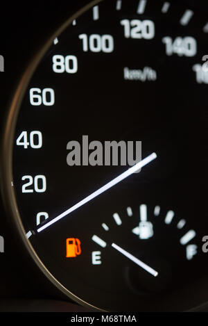 Close-up di auto tachimetro. Serbatoio carburante vuoto icona accesa in dashboard Foto Stock