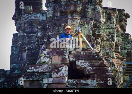 Lavoratori ristrutturando una sezione di Angkor Wat, Cambogia Foto Stock