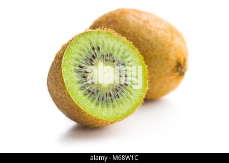 Dimezzato i kiwi isolati su sfondo bianco. Foto Stock