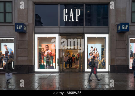 A seguito della notizia di due negozianti di andare fuori del business, ci sono timori per gli altri. Una vista di retailer Gap in Oxford Street a Londra. Foto Stock