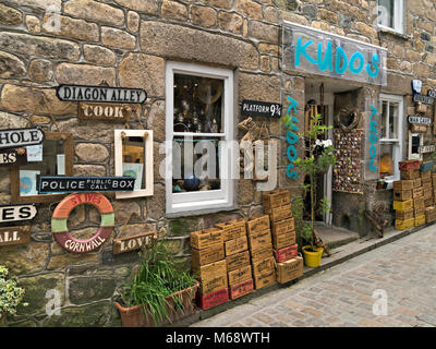 Display eclettico di merci al di fuori di Kudos vecchio curiosità, mobili di antiquariato e collezionismo shop in Fore Street, St. Ives, Cornwall, Regno Unito Foto Stock