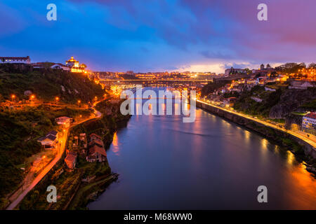 Angolo di alta vista sul fiume Douro e Dom Luis I Bridge in Porto Portogallo al crepuscolo Foto Stock