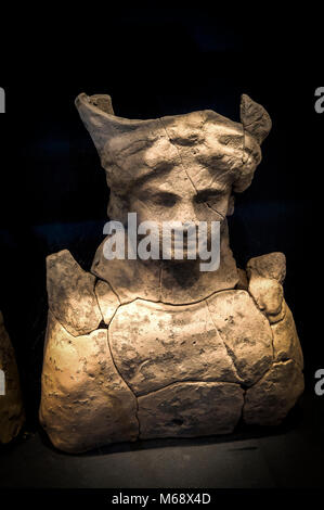 Italia Basilicata Appennino Lucano Parco Nazionale; Museo Archeologico Nazionale dell'Alta Val d'Agri, Grumento, Grumentum - antica statuetta romana,antica statuina epoca romana, reperto archeologico Archeologia,museo di archeologia nazionale dell'Alta Val d'Agri,Grumento, Grumentum,parco nazionale appennino lucano, Basilicata, Massimo Piacentino Foto Stock