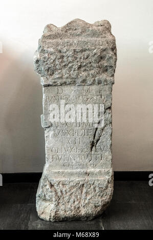 Italia Basilicata Alta Val d'Agri Grumento, Grumentum parco nazionale dell'Appennino Lucano del Museo Nazionale Archeologico di Alta Val d'Agri - antichi di epoca romana stele Foto Stock