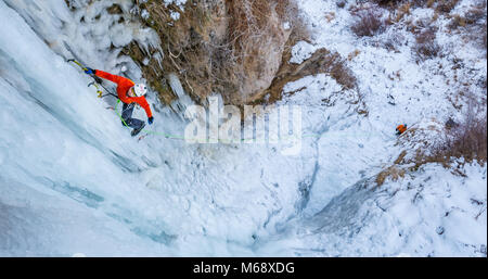 Greg Moore arrampicata cascate inferiori destra rated WI4 vicino Shoshone Falls in Idaho Foto Stock