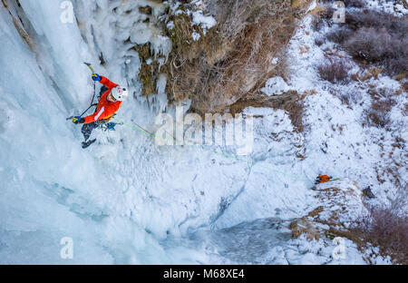 Greg Moore arrampicata cascate inferiori destra rated WI4 vicino Shoshone Falls in Idaho Foto Stock