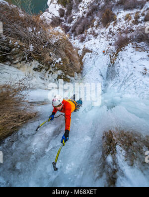 Greg Moore arrampicata cascate inferiori destra rated WI4 vicino Shoshone Falls in Idaho Foto Stock