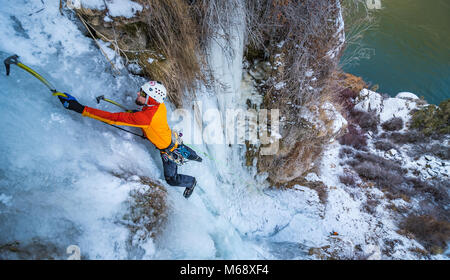 Greg Moore arrampicata cascate inferiori destra rated WI4 vicino Shoshone Falls in Idaho Foto Stock