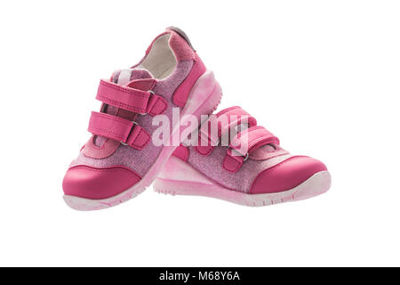 Bimba piccola rosa scarpe sportive isolati su sfondo bianco Foto Stock