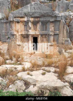 Tombe scavate nella roccia, antica città di Myra, vicino KALE, Turchia Foto Stock